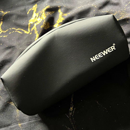 Neewer black padded - hard, lens